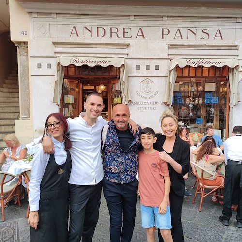 Luciano Spalletti arrives on the Amalfi coast, stopping in Amalfi at the Pansa patisserie. Luciano Spalletti arrives on the Amalfi coast, stopping in Amalfi at the Pansa patisserie.