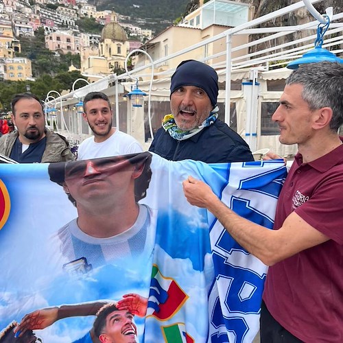 Luciano Spalletti in spiaggia a Positano incontra i tifosi del Napoli