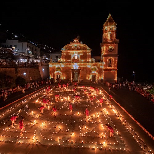 Luminaria di San Domenico 2022, a Praiano si rinnova la suggestione delle luci in piazza San Gennaro