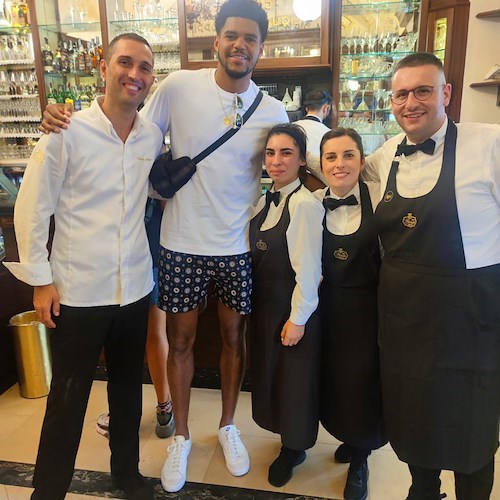 Luna di miele in Costa d'Amalfi per Tobias John Harris, campione NBA fa tappa alla Pasticceria Pansa