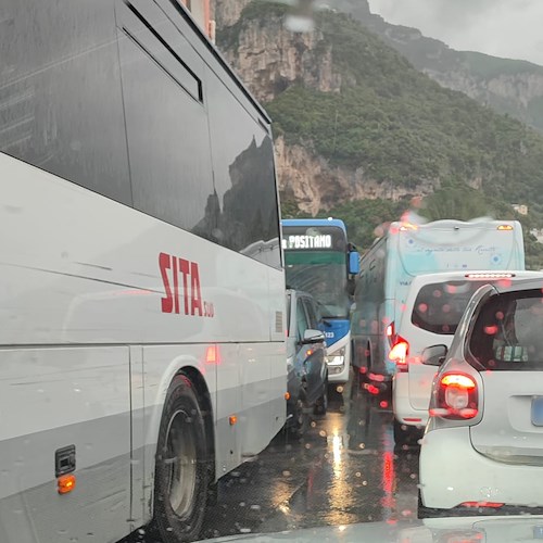 Lunghe file per l'autobus a Positano, rallentamenti al traffico /foto