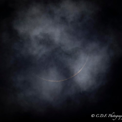 Magia Celeste tra le nubi in questa allerta meteo: Carlo De Felice cattura una meravigliosa falce di luna /foto