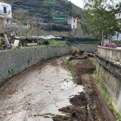 Maiori, al via i lavori di pulizia dell’alveo del fiume Reginna