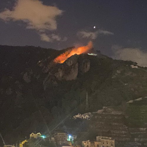 Maiori, ancora incendio in località San Vito. Il vento alimenta le fiamme [VIDEO]