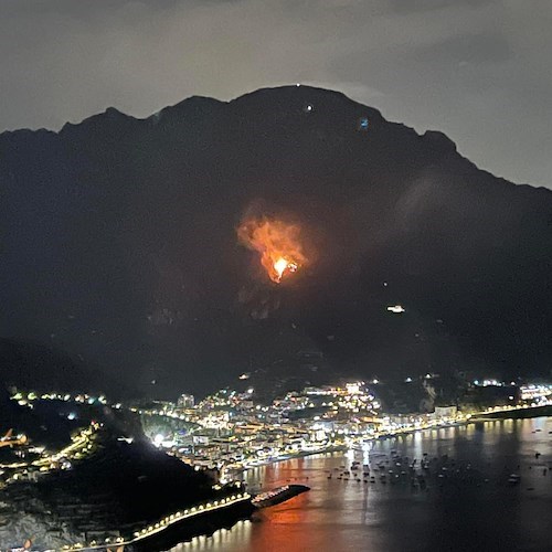 Maiori, ancora incendio in località San Vito. Il vento alimenta le fiamme [VIDEO]