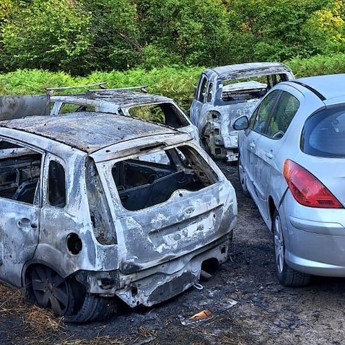 Maiori, auto in fiamme nella notte a Scalese /Foto