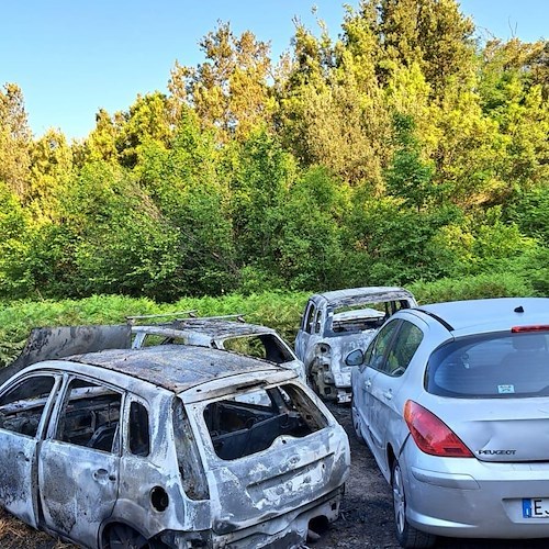 Maiori, auto in fiamme nella notte a Scalese /Foto