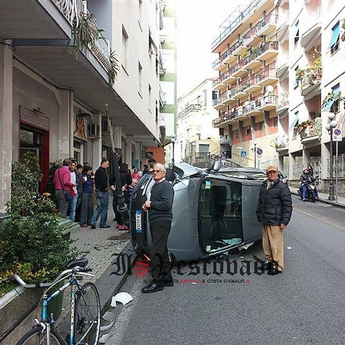 Maiori, auto si ribalta in via Nuova Chiunzi: illeso il conducente / FOTO