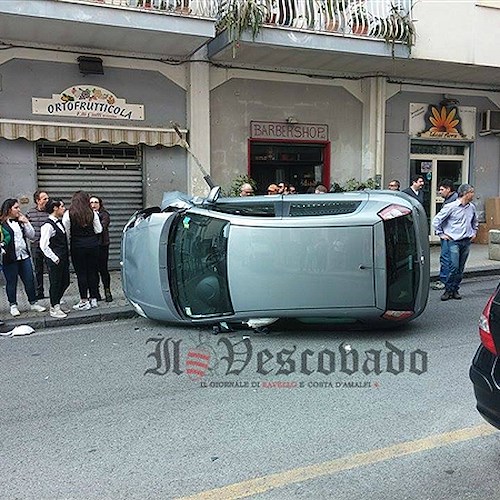 Maiori, auto si ribalta in via Nuova Chiunzi: illeso il conducente / FOTO