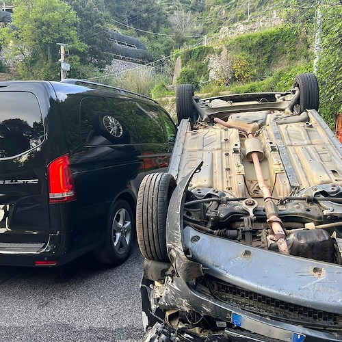 Maiori, auto si ribalta sulla Statale Amalfitana: illeso il conducente /foto