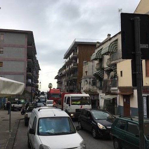 Maiori: autoarticolato manda traffico in tilt su Via Nuova Chiunzi, l'ira degli automobilisti /FOTO