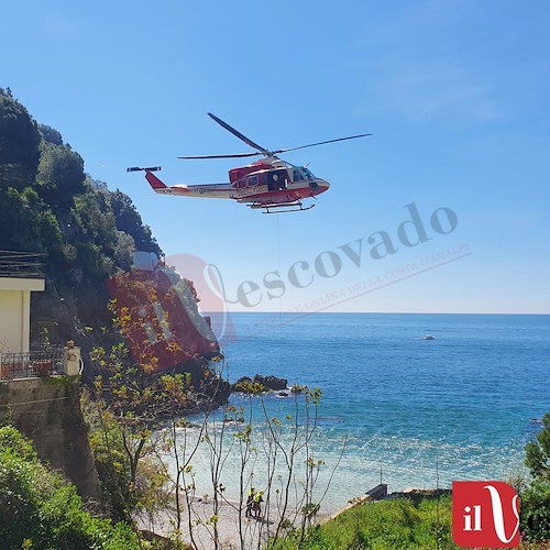 Maiori: cade mentre è in giardino e fa un volo di quasi 5 metri, necessario intervento elisoccorso /FOTO e VIDEO