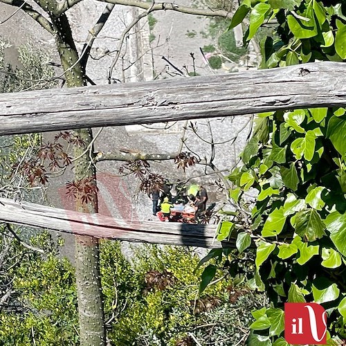 Maiori: cade mentre è in giardino e fa un volo di quasi 5 metri, necessario intervento elisoccorso /FOTO e VIDEO