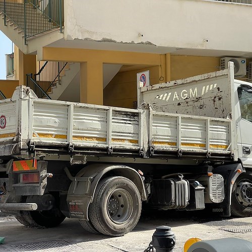 Maiori: camion si incaglia nello scavo per la fibra ottica, intervento del carro gru