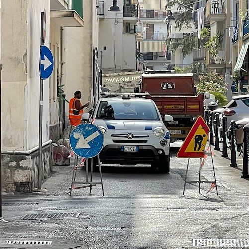 Maiori: camion si incaglia nello scavo per la fibra ottica, intervento del carro gru