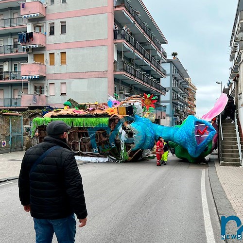 Maiori, carro allegorico si ribalta durante la manovra. Nessun ferito [FOTO e VIDEO]