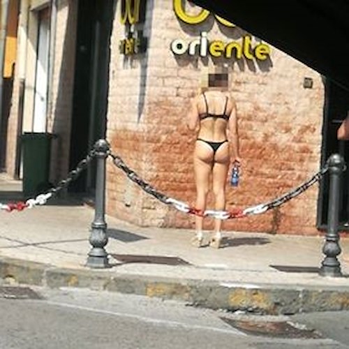 Maiori: donna in bikini per strada, ancora immagine trash dalla Costiera