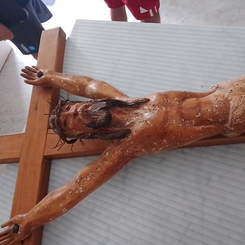 Paolo Palermo restaura il suo stesso crocifisso per la Cappella di San Nicola