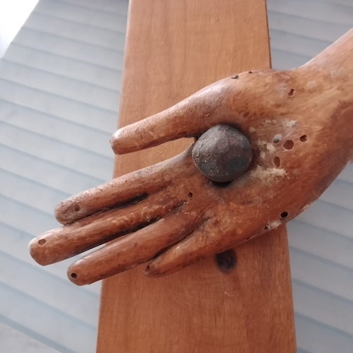 Paolo Palermo restaura il suo stesso crocifisso per la Cappella di San Nicola
