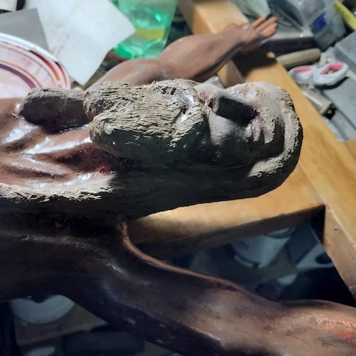 Paolo Palermo restaura il suo stesso crocifisso per la Cappella di San Nicola