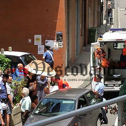 Maiori, ennesimo incidente in via Nuova Chiunzi: anziana investita da auto in manovra / FOTO