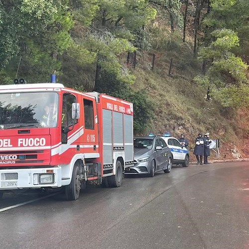 Maiori, fango e pietrisco sulla Statale Amalfitana: intervento urgente dell'ANAS /Strada Aperta