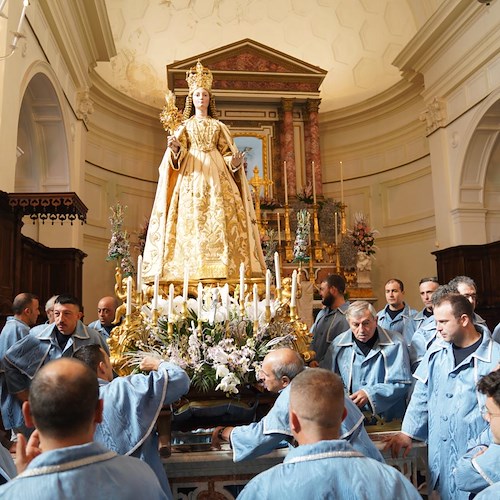 I portatori si preparano a portare in spalla la Statua Sacra di Santa Maria a Mare<br />&copy; Leopoldo De Luise