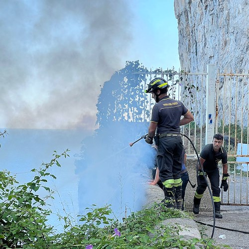 Maiori, fiamme in località Capo d’Orso. Vigili del Fuoco in azione [FOTO e VIDEO]