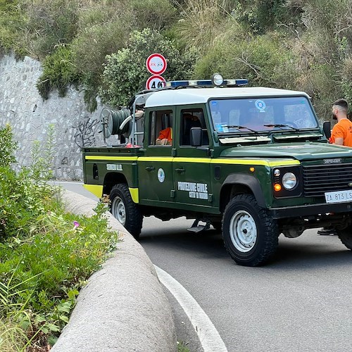 Maiori, fiamme in località Capo d’Orso. Vigili del Fuoco in azione [FOTO e VIDEO]