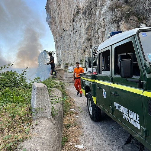 Maiori, fiamme in località Capo d’Orso. Vigili del Fuoco in azione [FOTO e VIDEO]
