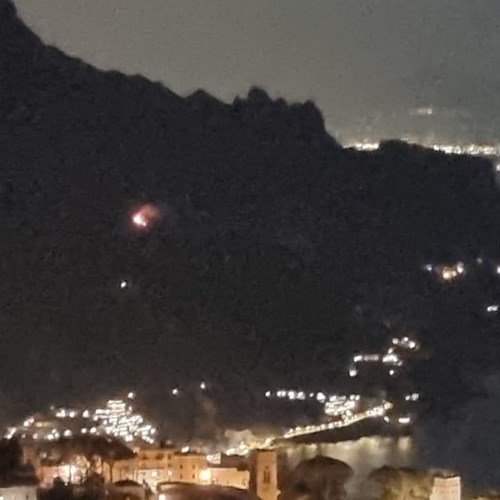 Maiori, fiamme in località Scalese: intervento immediato del nucleo di Protezione Civile di Maiori 