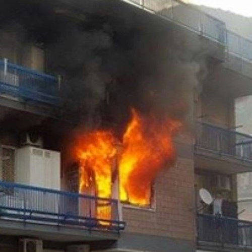 Maiori: fiamme in una palazzina del centro, famiglia salva per miracolo /FOTO e VIDEO