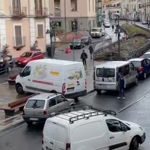 Maiori: furgone s’incastra sotto ponteggio, traffico in tilt sul Corso [FOTO]