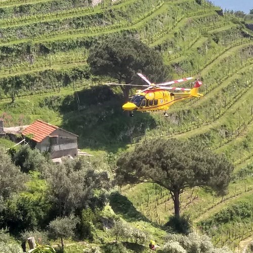 Maiori, giovane donna cade da un terrazzamento. Intervento dell’elisoccorso [FOTO e VIDEO]