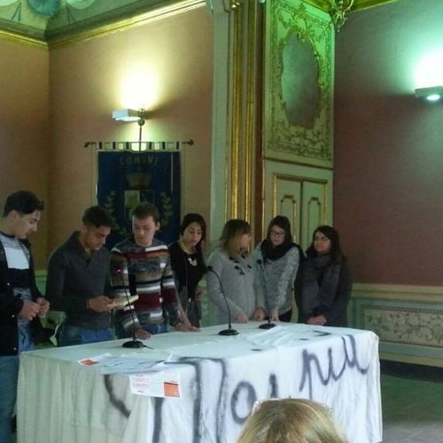 Maiori, gli studenti commemorano la Shoah con una maratona di lettura e immagini /FOTO