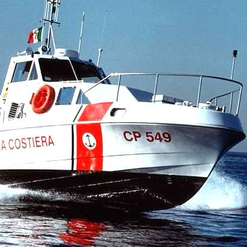 Maiori: Guardia Costiera sequestra pescato illegale "nascosto" in mare