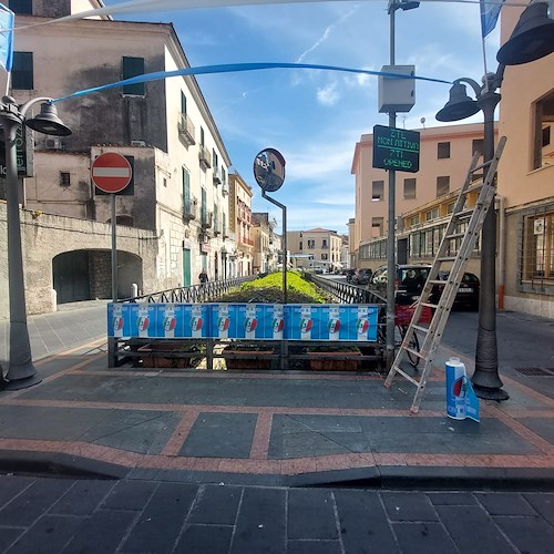 Maiori, ignoti strappano striscioni affissi per festeggiare il Napoli: tifosi li sostituiscono /FOTO