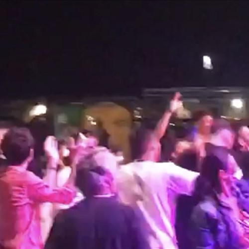 Maiori: il cantante invita gli spettatori a ballare, Carabinieri sospendono spettacolo musicale [FOTO]