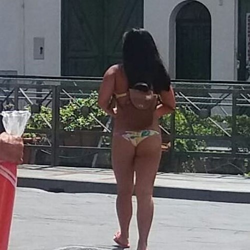 Maiori: in bikini nel Corso Reginna, la foto indigna il web