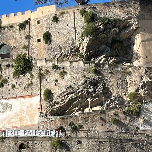 Maiori, in Costa d'Amalfi lo striscione "Free Palestine"
