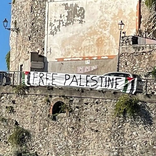 Maiori, in Costa d'Amalfi lo striscione "Free Palestine"