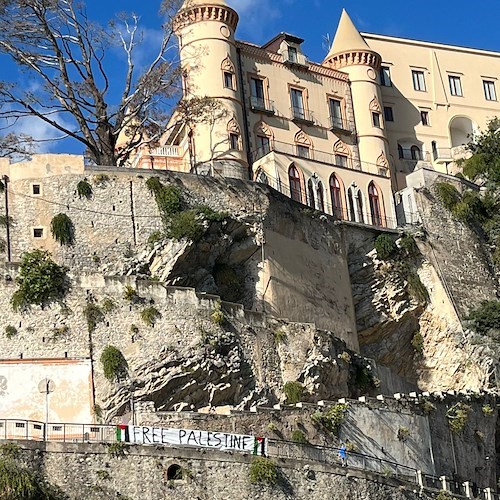 Maiori, in Costa d'Amalfi lo striscione "Free Palestine"