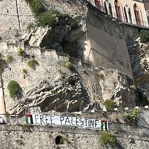 Maiori, in Costa d'Amalfi lo striscione "Free Palestine"