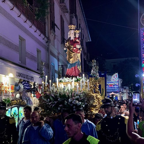 Maiori in festa per Santa Maria a Mare: partecipazione ed emozione alla processione dell'incoronazione [FOTO]