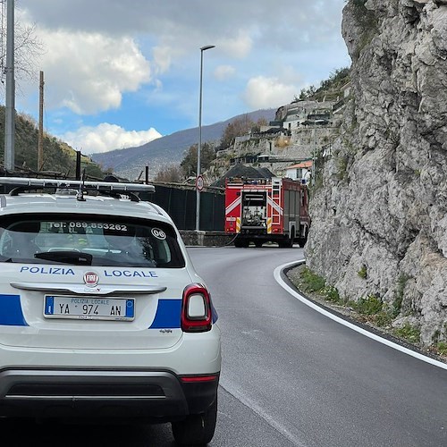 Maiori: incendio a quadro elettrico sul ciglio della strada, provvidenziale l'intervento dei pompieri