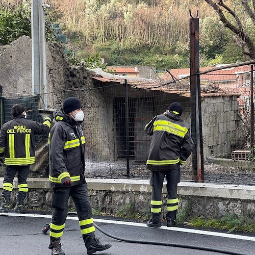 Maiori: incendio a quadro elettrico sul ciglio della strada, provvidenziale l'intervento dei pompieri