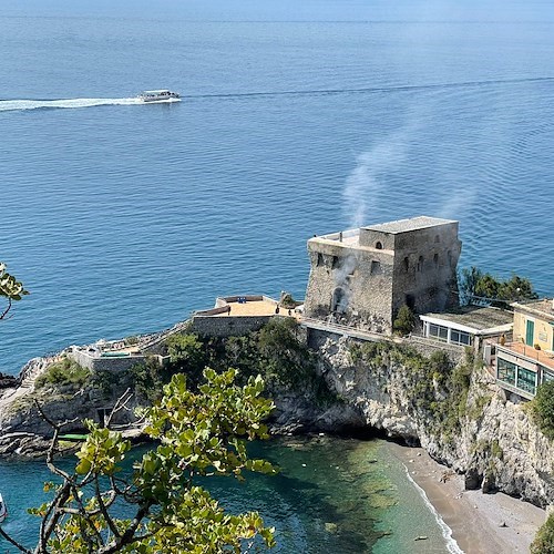 Maiori, incendio alla Torre La Cerniola di Erchie: fiamme partite dalla cucina /FOTO e VIDEO