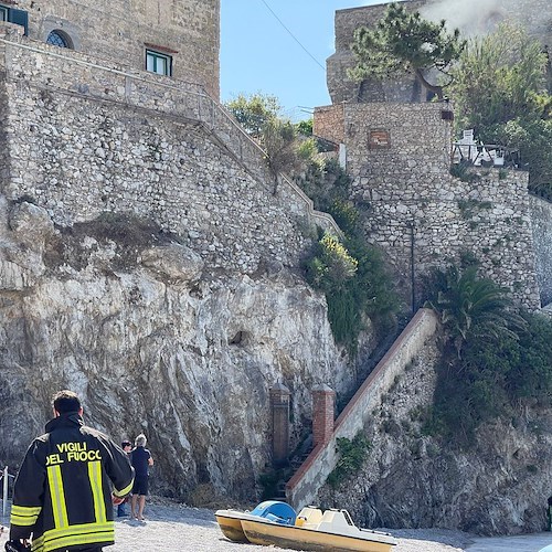 Maiori, incendio alla Torre La Cerniola di Erchie: fiamme partite dalla cucina /FOTO e VIDEO
