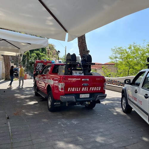 Maiori, incendio alla Torre La Cerniola di Erchie: fiamme partite dalla cucina /FOTO e VIDEO