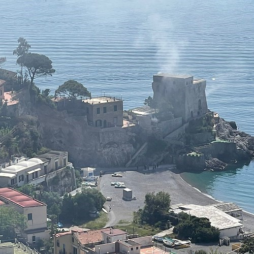 Maiori, incendio alla Torre La Cerniola di Erchie: fiamme partite dalla cucina /FOTO e VIDEO